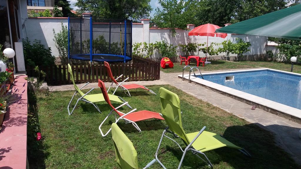 Villa Lucy Warna Exterior foto